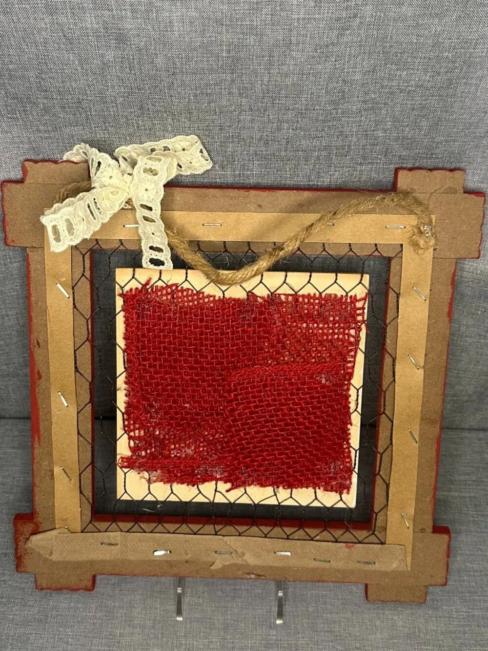 Wood Frame Chicken Wire Hanging Plaque ceramic Barnyard Scene Farmhouse Decor
